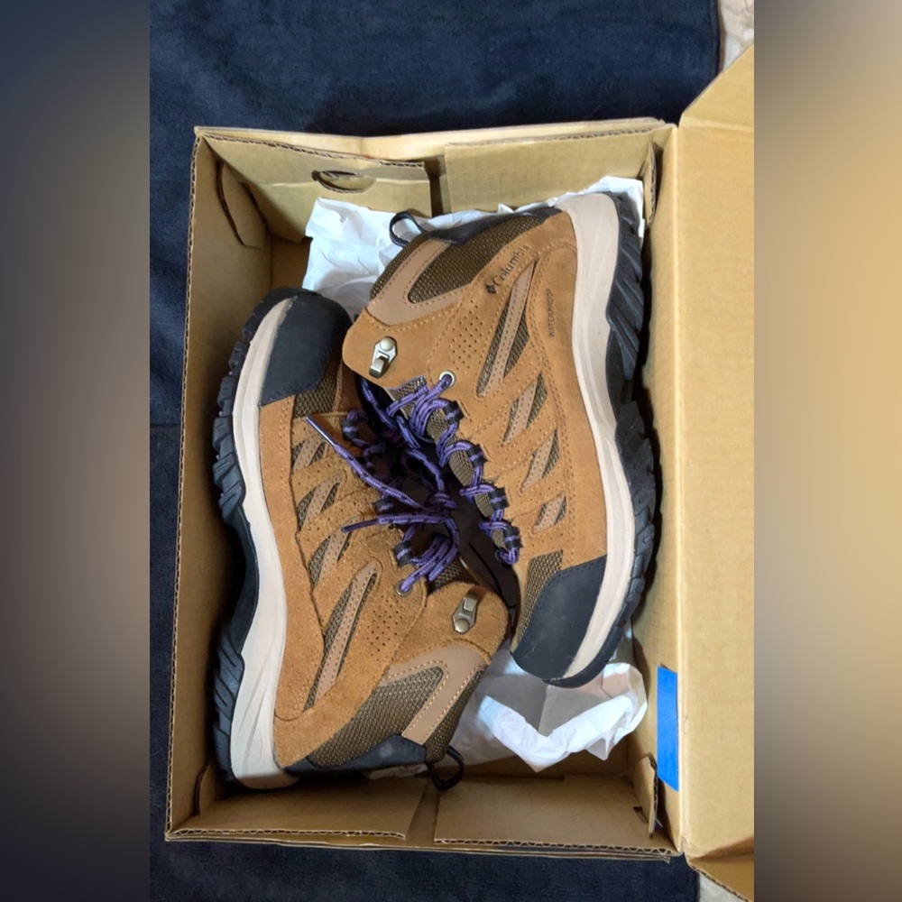brand new columbia women’s hiking boots